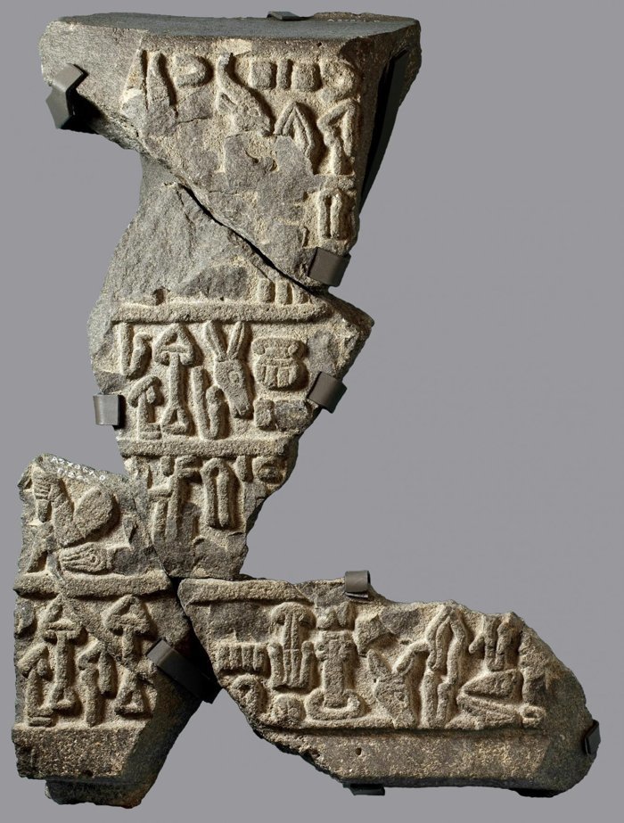 არქეოლოგიური გათხრების მიმდებარე ტერიტორიაზე გაკეთებული აღმოჩენა ლუვიანური იეროგლიფებით
