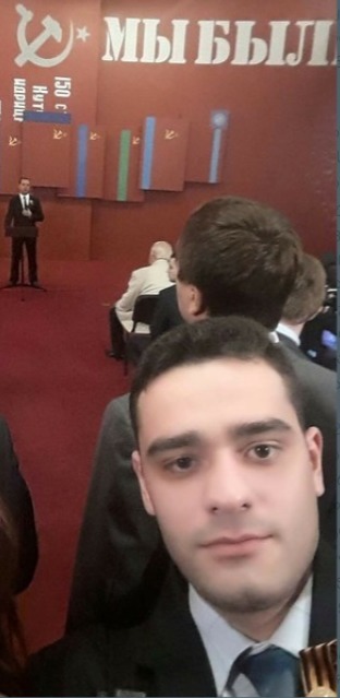 ირაკლი ყიფიანი რუსეთის ყოფილი პრეზიდენტის, დიმიტრი მედვედევის სიტყვით გამოსვლისას. მევდევი უკანა ფონზე