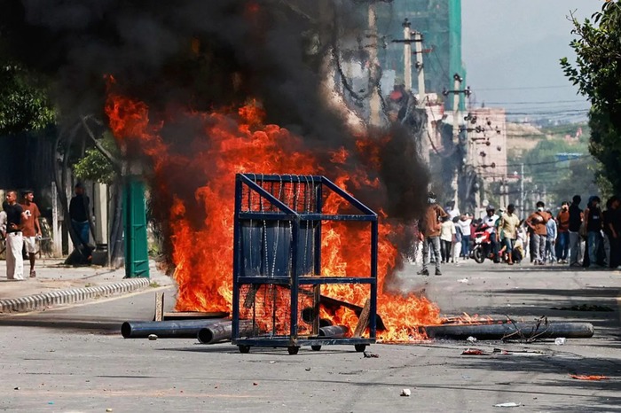 ცეცხლი პარლამენტის შენობის წინ