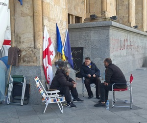გედევან ფოფხაძემ და სხვა მოშიმშილეებმა პარლამენტთან შიმშილობა შეწყვიტეს